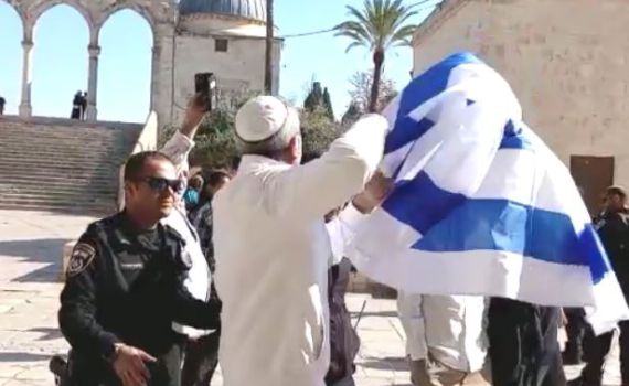 שני יהודים נעצרו בהר הבית אחרי שהניפו את דגל ישראל