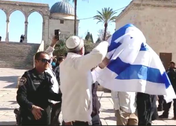 שני יהודים נעצרו בהר הבית אחרי שהניפו את דגל ישראל