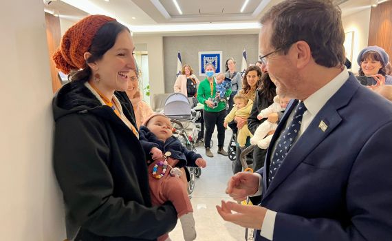 מפגש בהפתעה: הרצוג ברך נשים בחופשת לידה