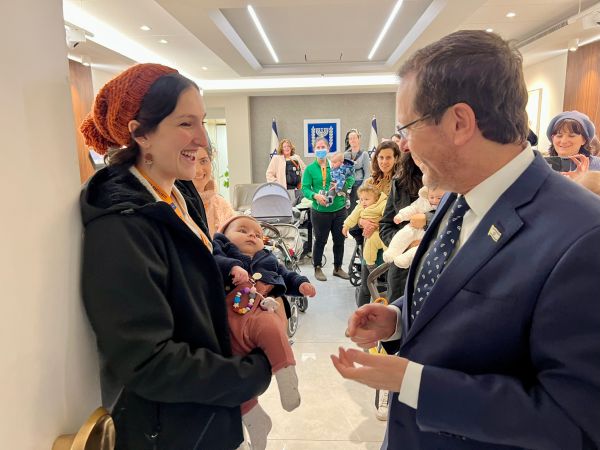 מפגש בהפתעה: הרצוג ברך נשים בחופשת לידה