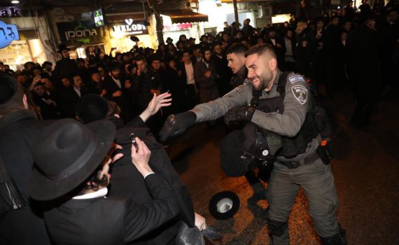 תיעוד: שוטרים פיזרו בכוח הפגנה חרדית בירושלים