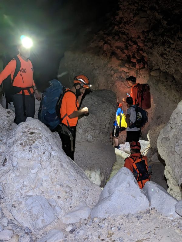 צפו: כך חולצו מטיילים שנתקעו בחושך בנחל דרגות