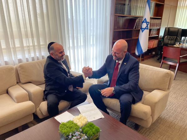 נשאר בכנסת: השר מש"ס משך את מכתב התפטרותו