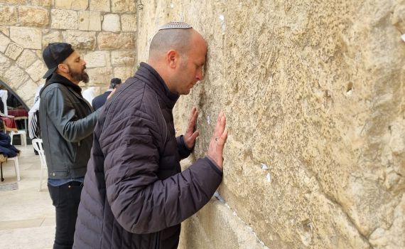 רגע לפני השבעתו לח"כ, יצחק קרויזר בתפילה בכותל