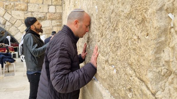 רגע לפני השבעתו לח"כ, יצחק קרויזר בתפילה בכותל