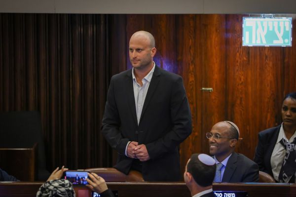 הבן של הרב שיצא בשאלה: הח"כ הנורבגי הראשון נשבע אמונים