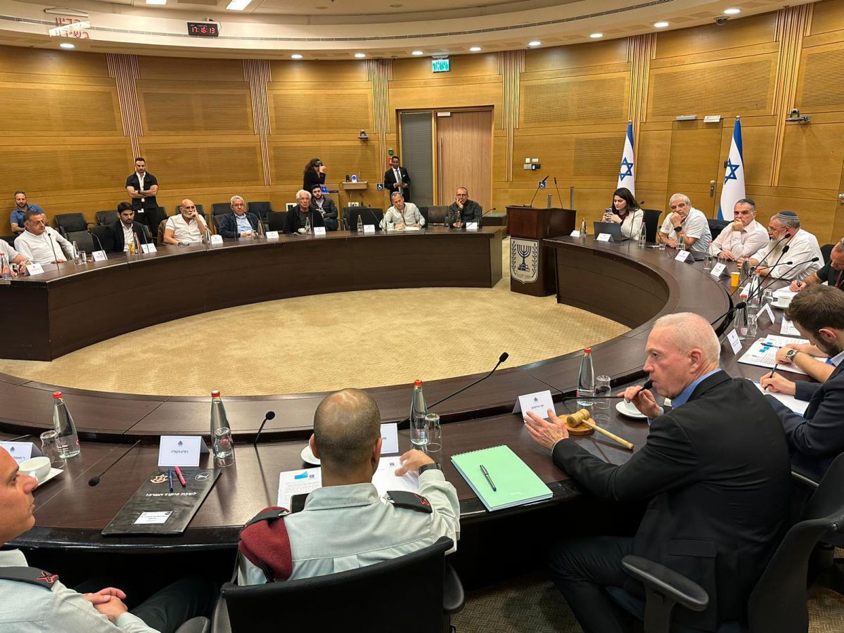 שר הביטחון גלנט נפגש עם ראשי רשויות ביו״ש