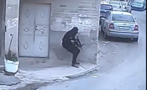 תיעוד: המחבל מסתער עם נשק לעבר הכוחות ומחוסל