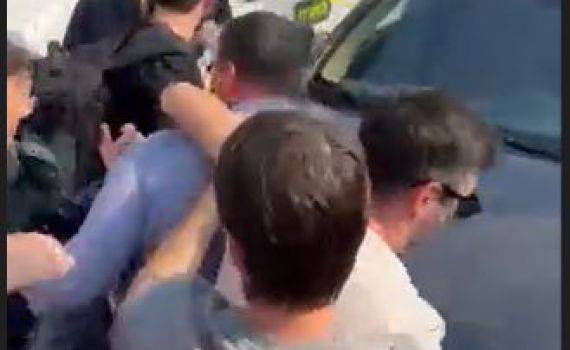תיעוד: מפגיני ההייטק מכים נהג וקורעים את חולצתו