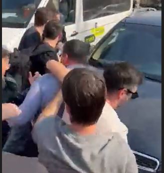 תיעוד: מפגיני ההייטק מכים נהג וקורעים את חולצתו