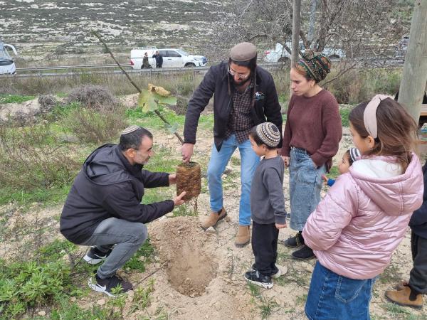יעל שבח: "להכות שורשים באדמה זו התשובה לרצח"