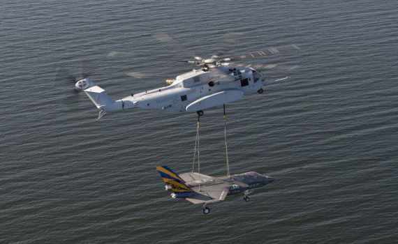 מדהים: מסוק הרים מטוס F-35 במסגרת טיסת ניסוי