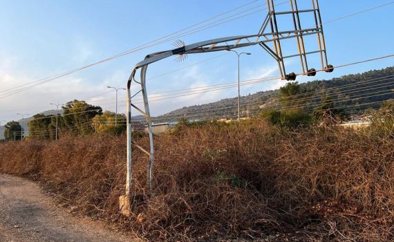 תיעוד נדיר: עמוד מתח גבוה התכופף מעוצמת הרוח