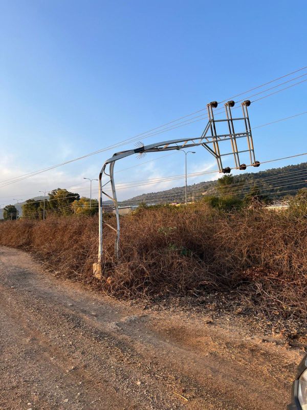 תיעוד נדיר: עמוד מתח גבוה התכופף מעוצמת הרוח