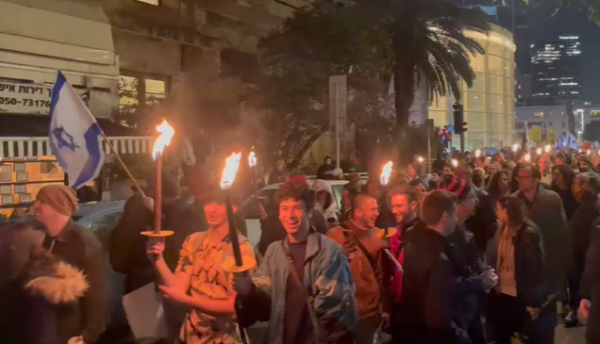 צפו|עם לפידים:מפגינים נגד הממשלה צועדים בתל אביב