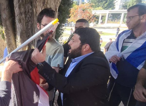 צפו: עימות פיזי בין אלמוג כהן למפגינים: 'תעיף את זה'