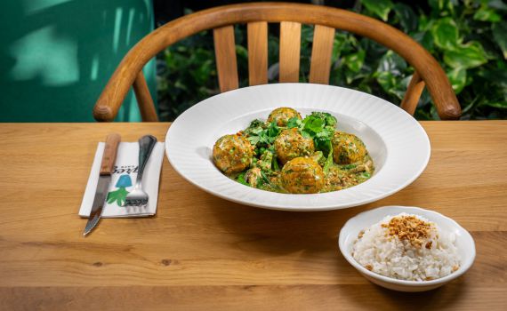 לפתוח את השבוע בכיף: מתכון תבשיל קארי ירוק עם קציצות דג