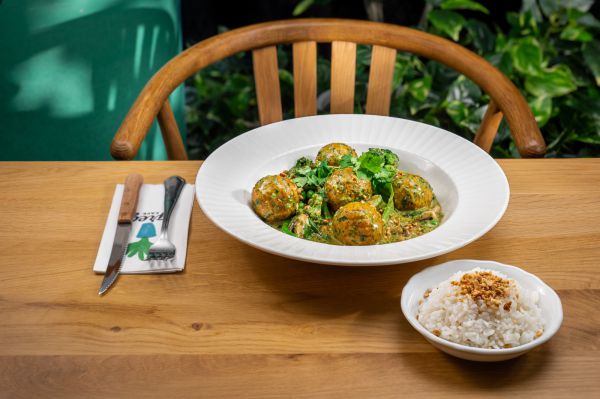 לפתוח את השבוע בכיף: מתכון תבשיל קארי ירוק עם קציצות דג