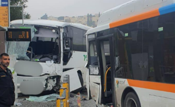 עשרה פצועים בהתנגשות שני אוטובוסים בירושלים
