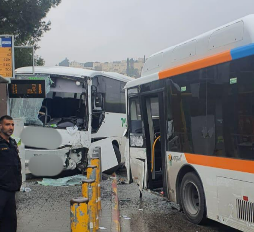 עשרה פצועים בהתנגשות שני אוטובוסים בירושלים