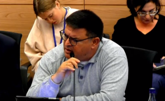 עימות בין הח"כ לרמי לוי: "אני בעל הבית; שב בשקט"