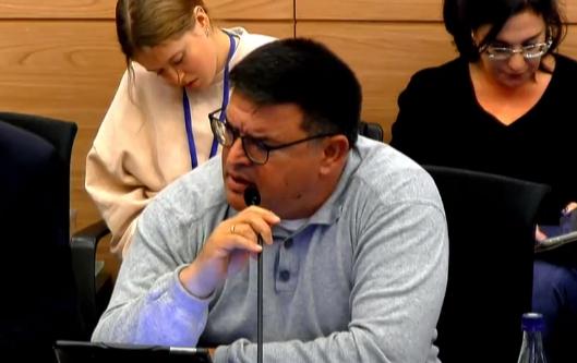 עימות בין הח"כ לרמי לוי: "אני בעל הבית; שב בשקט"