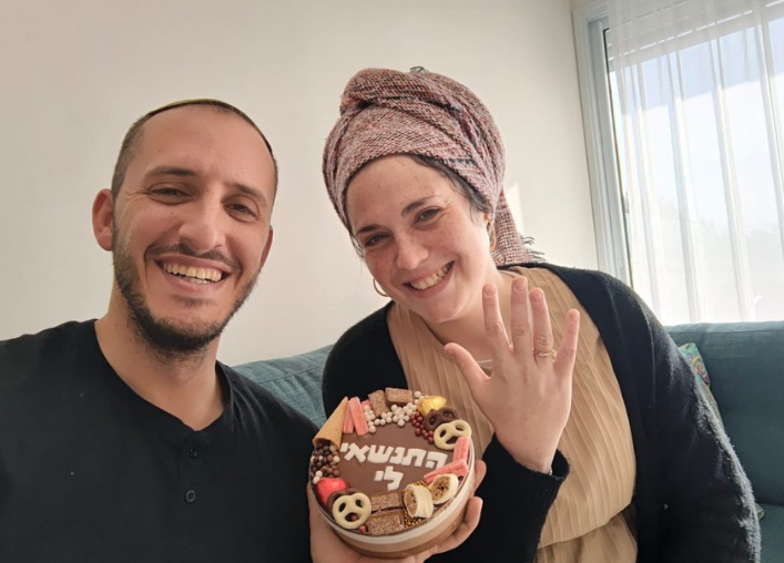 שנה וחצי אחרי האסון: תניה חברוני התארסה