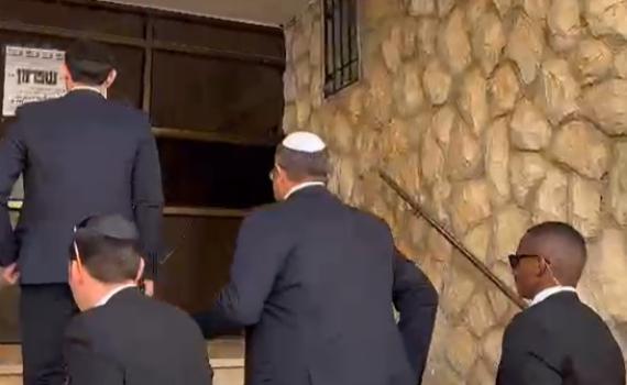 צפו: איתמר בן גביר הגיע לביתו של אריה דרעי