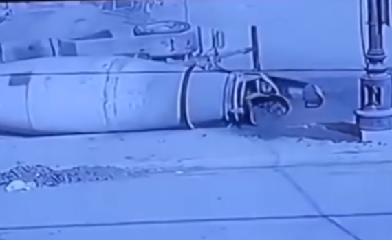 צפו: מערבל הבטון כמעט נבלע בכביש