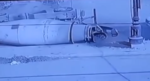 צפו: מערבל הבטון כמעט נבלע בכביש