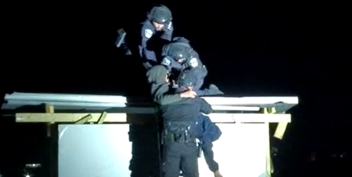 רימוני גז, מעצרים ואלימות: תיעוד מהפינוי של 'אור חיים'