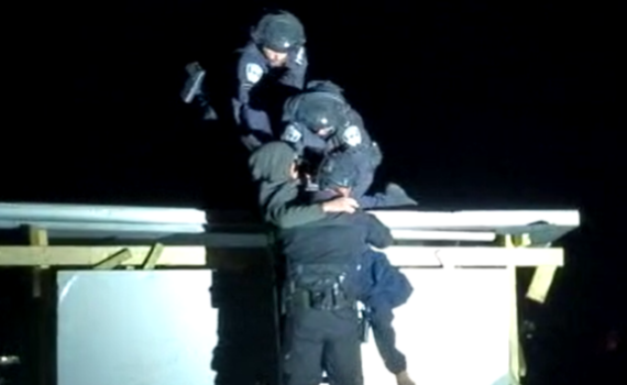 רימוני גז, מעצרים ואלימות: תיעוד מהפינוי של 'אור חיים'