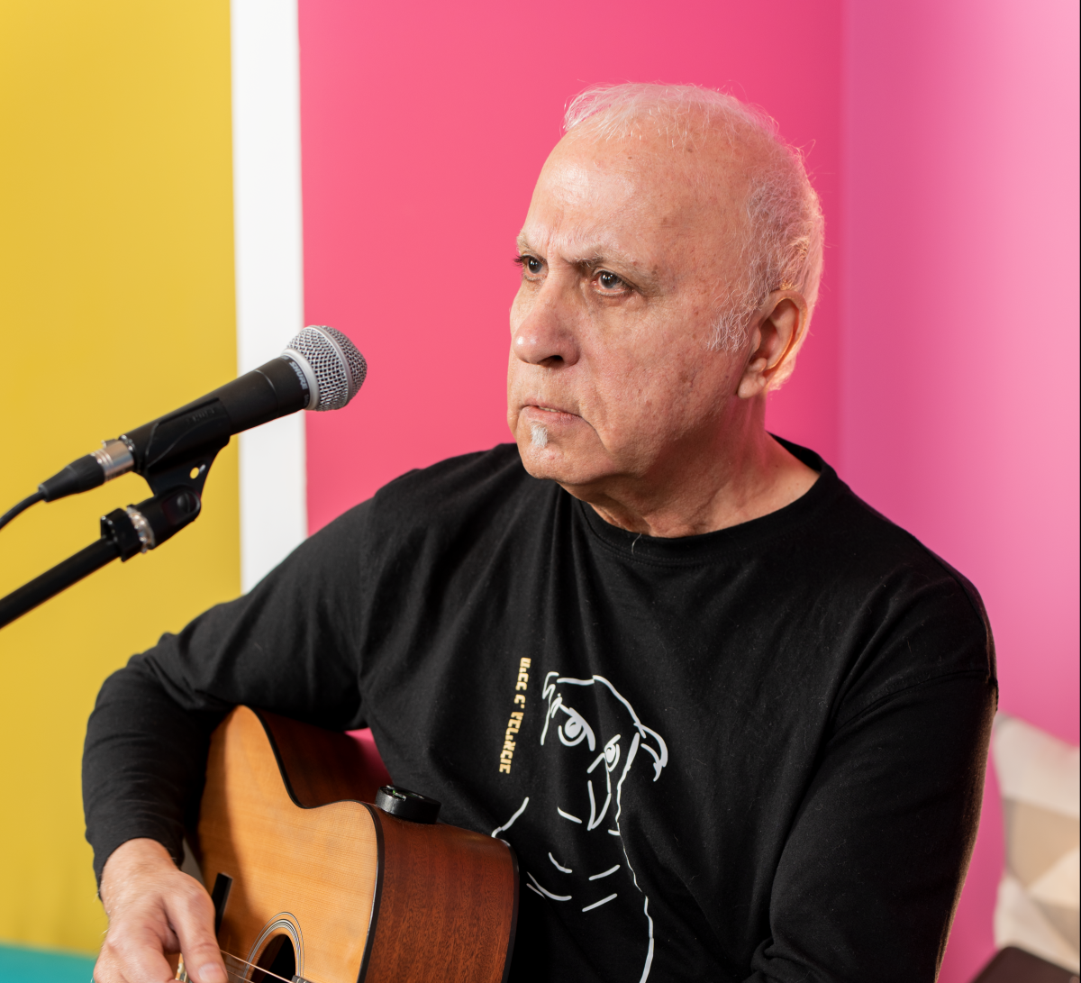 לייב דסק | מיקי גבריאלוב מבצע את "הכניסיני תחת כנפך"