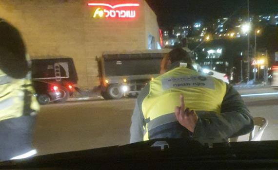ירושלים: פקח תנועה סימן אצבע משולשת לנהג ויפוטר