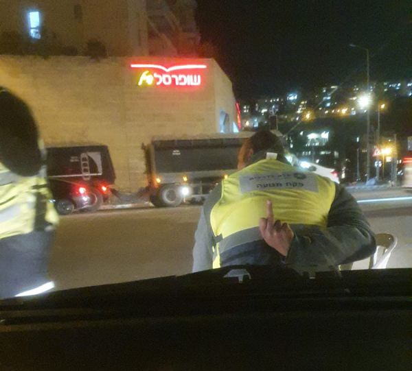 ירושלים: פקח תנועה סימן אצבע משולשת לנהג ויפוטר