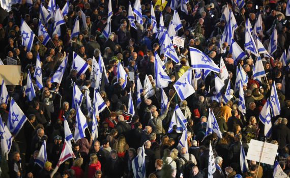 מפגינים נגד נתניהו הסירו דגל פלסטין שהונף בת”א