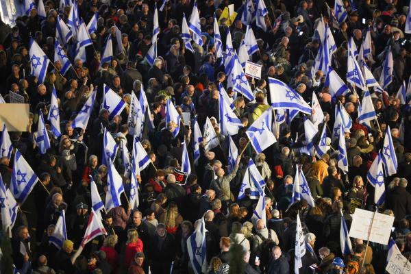 מפגינים נגד נתניהו הסירו דגל פלסטין שהונף בת”א