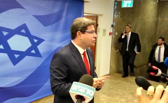 אקוניס נגד אהרון ברק: "הדמוקרטיה לא בסכנה"