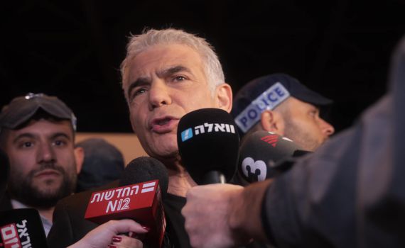 לראשונה לפיד התייצב להפגנה: "לא נוותר"