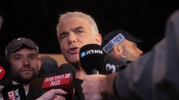 לראשונה לפיד התייצב להפגנה: "לא נוותר"