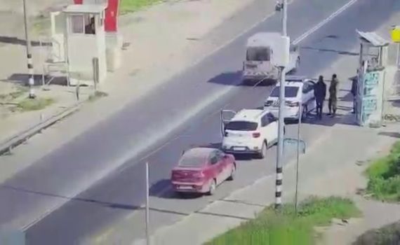 תיעוד הפיגוע: נעצר לבידוק, יוצא מהרכב עם סכין ומחוסל