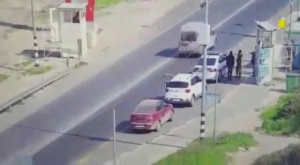 תיעוד הפיגוע: נעצר לבידוק, יוצא מהרכב עם סכין ומחוסל