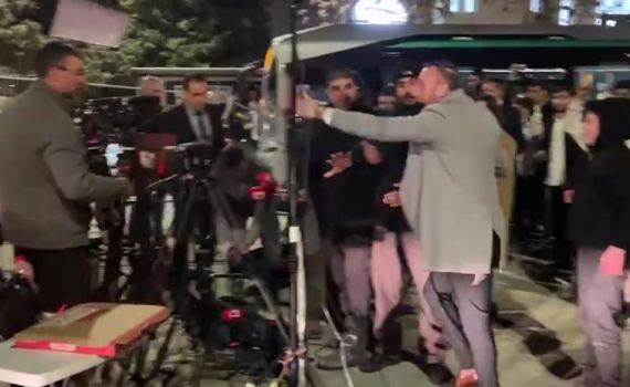 "עופו הביתה": צוות חדשות 13 הותקף בנווה יעקב. צפו