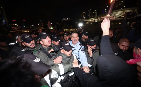 עימותים עם מפגינים: המשטרה מנעה חסימה של איילון