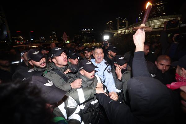 עימותים עם מפגינים: המשטרה מנעה חסימה של איילון