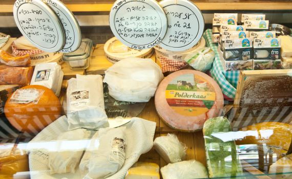 שר האוצר חתם על ביטול המכס על גבינות