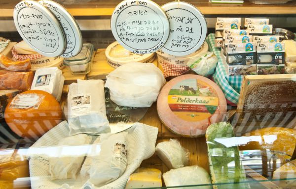 שר האוצר חתם על ביטול המכס על גבינות