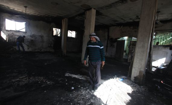 המשטרה חוקרת: רעולי פנים הציתו בית פלסטיני