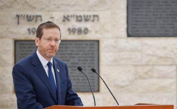 צפו: הרצוג מתפלל במליאת הפרלמנט האירופי