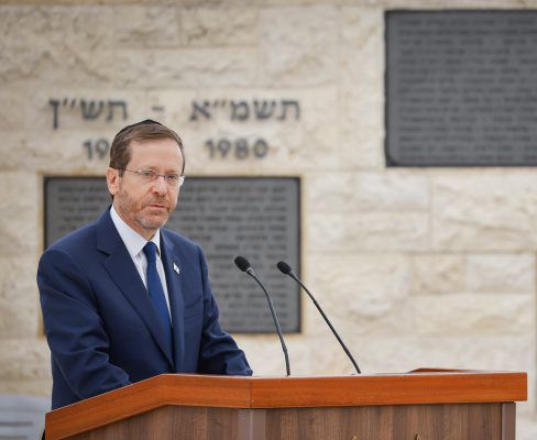 צפו: הרצוג מתפלל במליאת הפרלמנט האירופי